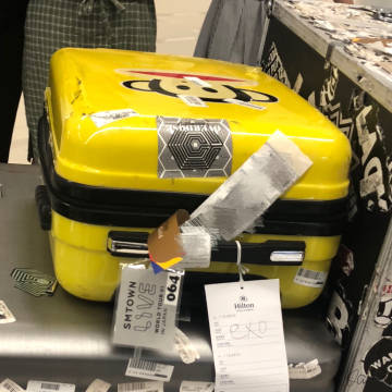 exofandotcom's tweet photo. his isn’t any regular maknae's luggage, this is a high class maknae's luggage, bitch this is a Maqunaè Moñquéy luggage 

(p/s: he uses it for 4+ years - the first pic is the latest one when they got back from smtown live recenty) https://t.co/TChhX3qpl8