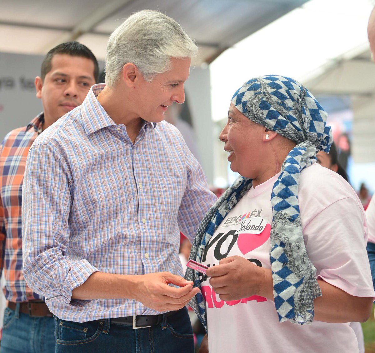 alfredodelmazo's tweet photo. Yolanda es una de las 3 mil mujeres del oriente del #Edoméx que hoy recibieron en #Teotihuacán su tarjeta del #SalarioRosa. Ellas también podrán concluir sus estudios o capacitarse para emprender un negocio propio. https://t.co/UIIwCZ34Ic