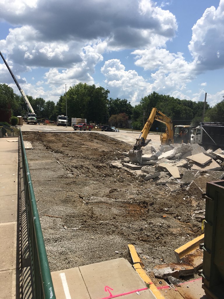 renathunderhawk's tweet photo. When you go on vaca, you have to rely on the team to share updates! Thanks @Eric_Carlin! #LearningUnderConstruction #WelcomeHome #NoPlaceLikeMES #ShareMOEdu https://t.co/FOSQEazWKh