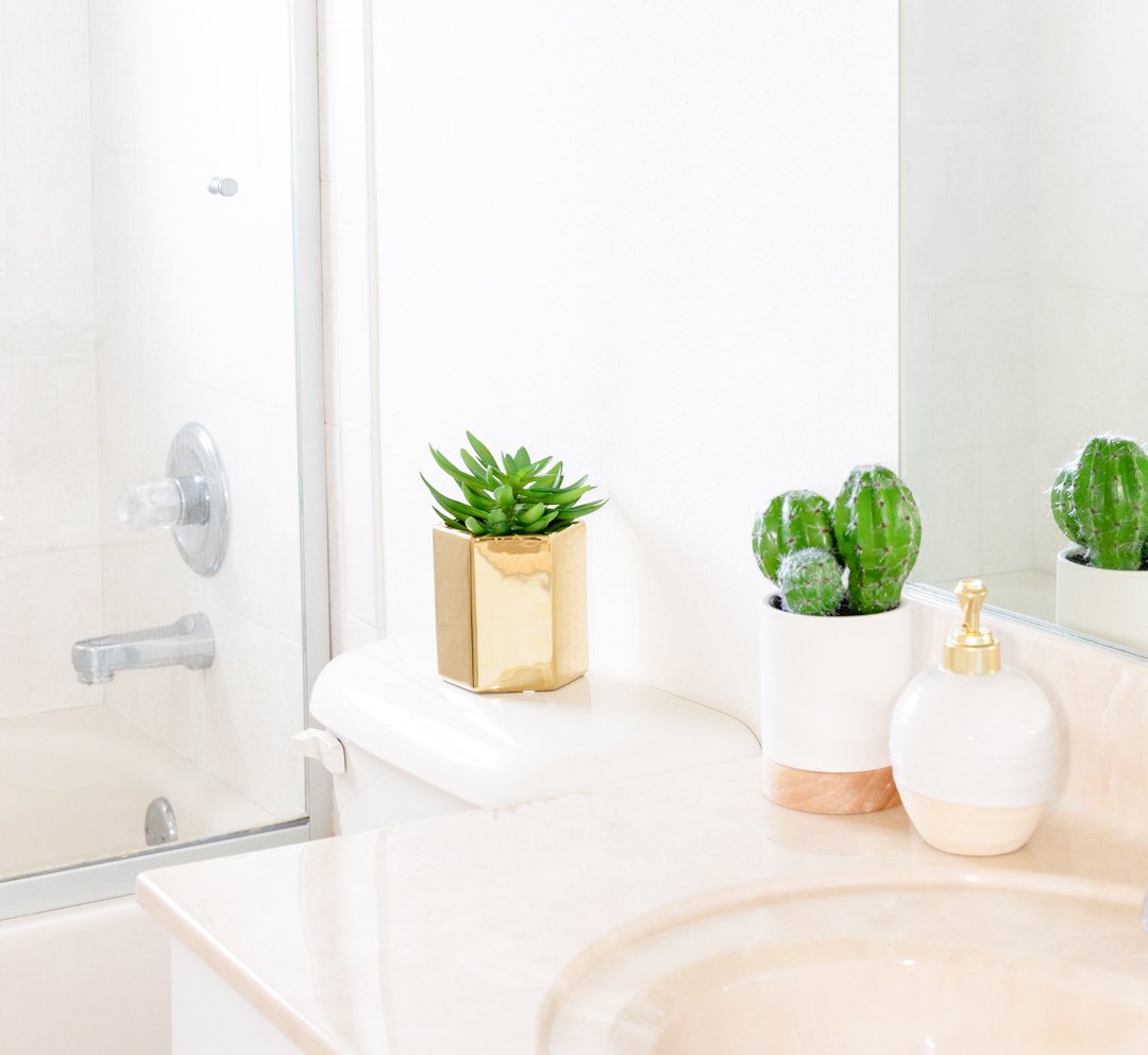 dawnchats's tweet photo. Feeling so fresh &amp; so clean my friends! 😍  Get my tips on how to make a tiny bathroom seem larger! Keeping it #IncrediblyClean is #1 on my list! #Ad

Plus, see how #KaboomBathroomCleaner avail at Family Dollar is, dare I say… #OddlySatisfying to use! https://t.co/cfGNIHGmma https://t.co/VwBuGr3FXn