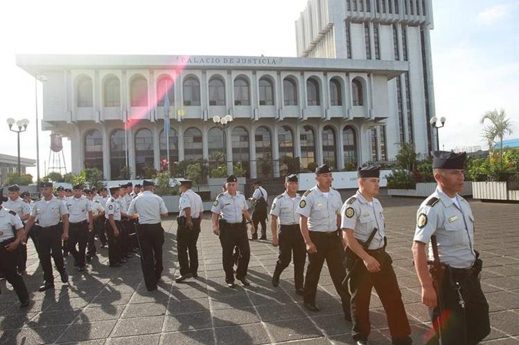 prensa_libre's tweet photo. Ante el incremento de violencia provocada por pandillas, todas las sedes del OJ han incrementado la seguridad. ►  https://t.co/NcXCnBbJuk https://t.co/y4BkTU3SWN