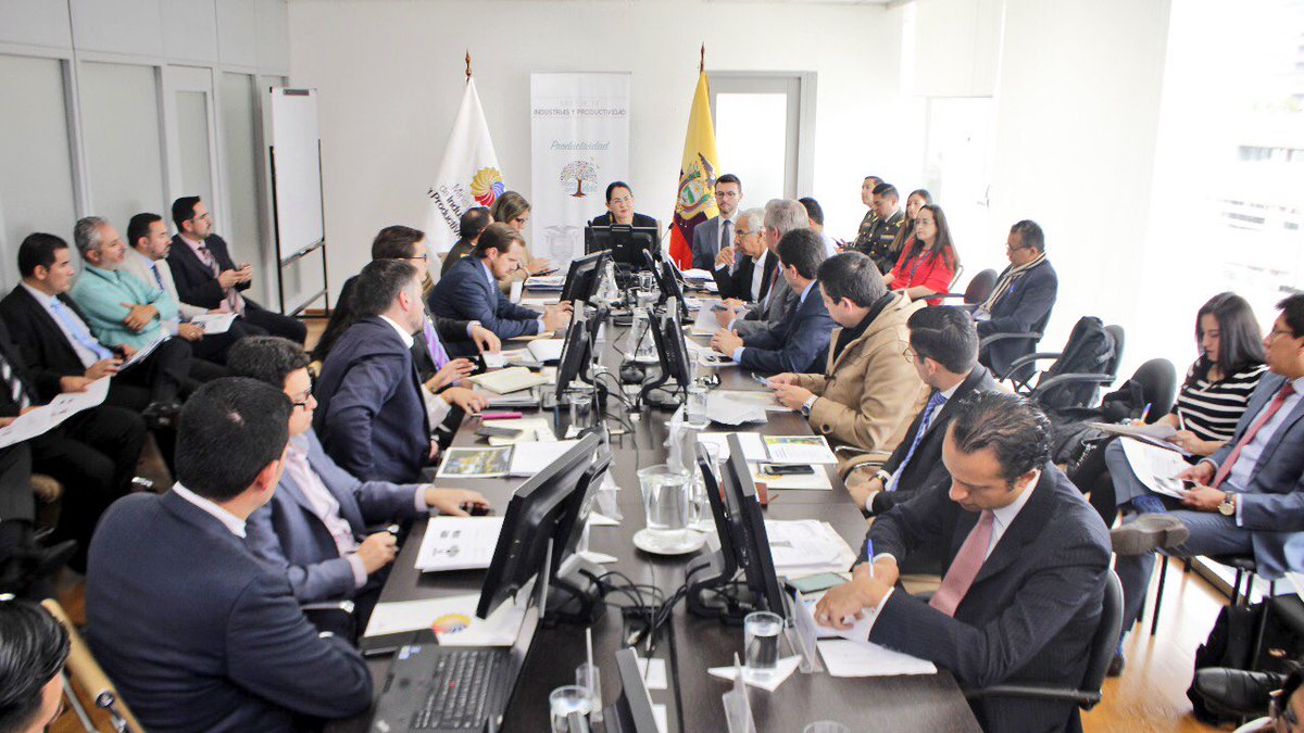 Produccion_Ecu's tweet photo. Ministra @EvaGarciaFabre presidió el Consejo Consultivo Productivo y Tributario, instancia de diálogo entre sector público y privado, para conocer el plan de lucha contra el contrabando de @SENAE_Aduana y gestión de @PoliciaEcuador para brindar seguridad a la producción nacional. https://t.co/hEtqQ4As2n