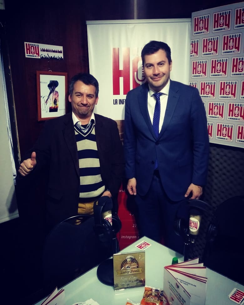 Fundaminchile's tweet photo. El Presidente de la Fundación Minera de Chile, Francisco Lecaros visito hoy los estudios de @radiohoycl para el programa @HoyMetal para comentar todos los temas relativos a #educamin2018 iniciativa de @Fundaminchile https://t.co/r4CYE3bTYr