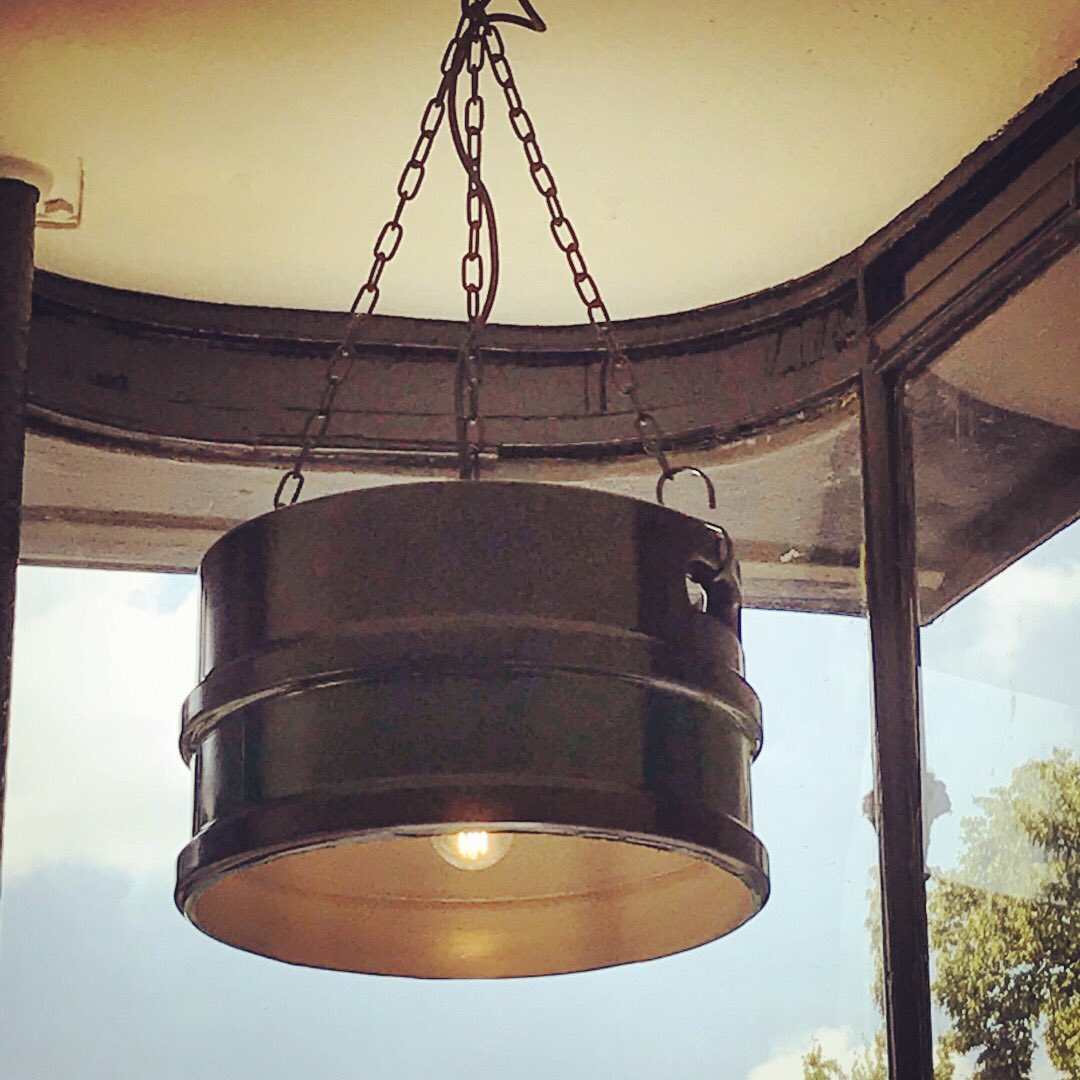 NikkitaPDesigns's tweet photo. Have you seen the lights we created for @beerflyshop on st cuthberts street? Aren’t they looking fab 😍 #beershop #beerlights #windowdisplay #windowlights #bedford #bedfordshire https://t.co/Y22O7uNHpa