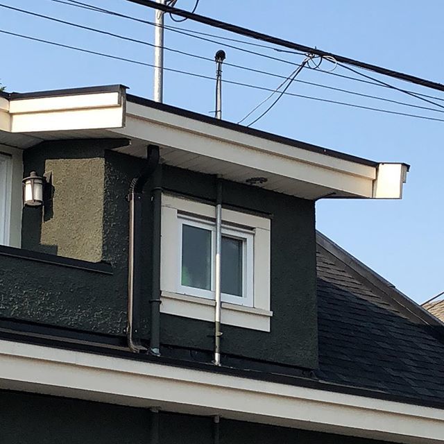 I can’t believe some of the things I see 🤦🏻‍♂️, this was near my place in east van. This must have been the lowest bid, you get what you pay for.  #makeitwork #electricalhacks #electrical #lowvoltage #hack #window #mast #why #noplanning #cheap #lowes… ift.tt/2OvHP3y
