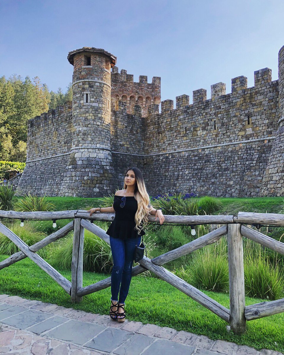 I found a castle with a nice torture chamber yesterday in Napa.. 💀🤘🏽 and they apparently have a great Halloween party! Who wants to join me ? #castellodiamorosa