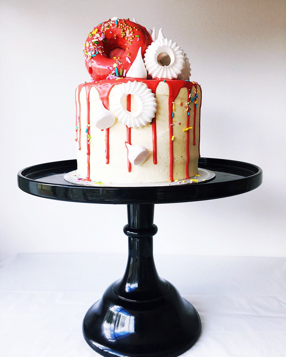 BlackRoseBakery's tweet photo. Red Velvet layered cake yum... wishing a lovely young lady, penblwydd hapus in Welsh. Happy 18th birthday wishing you a fantastic celebration. ๐
#bespoke #redvelvet #layeredcake #cake #parties #donuts #party #meringuekisses #reddripcake #chocolate #BrooklynDiva https://t.co/62MdnteSmi