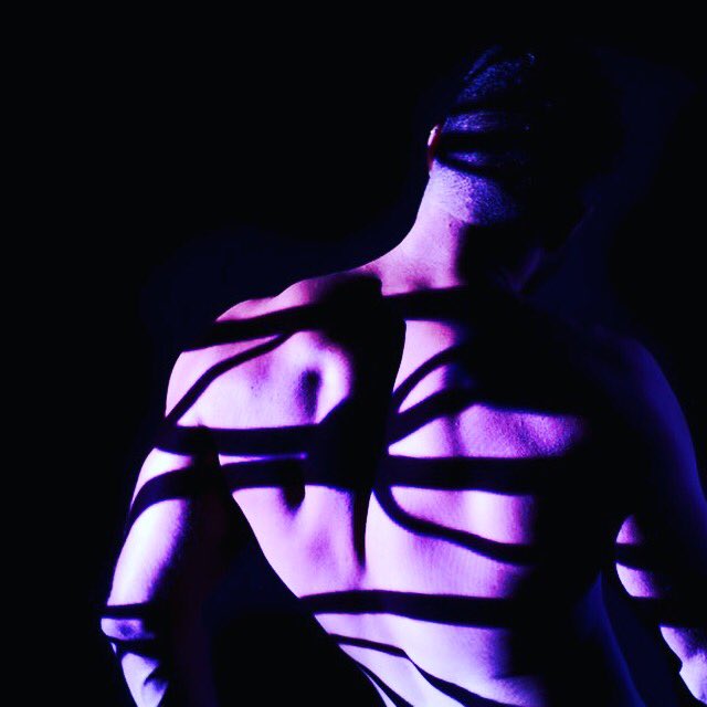 Hidden desires.
#malemodel #desire #purplehaze #naked #shadows #MuscleMan