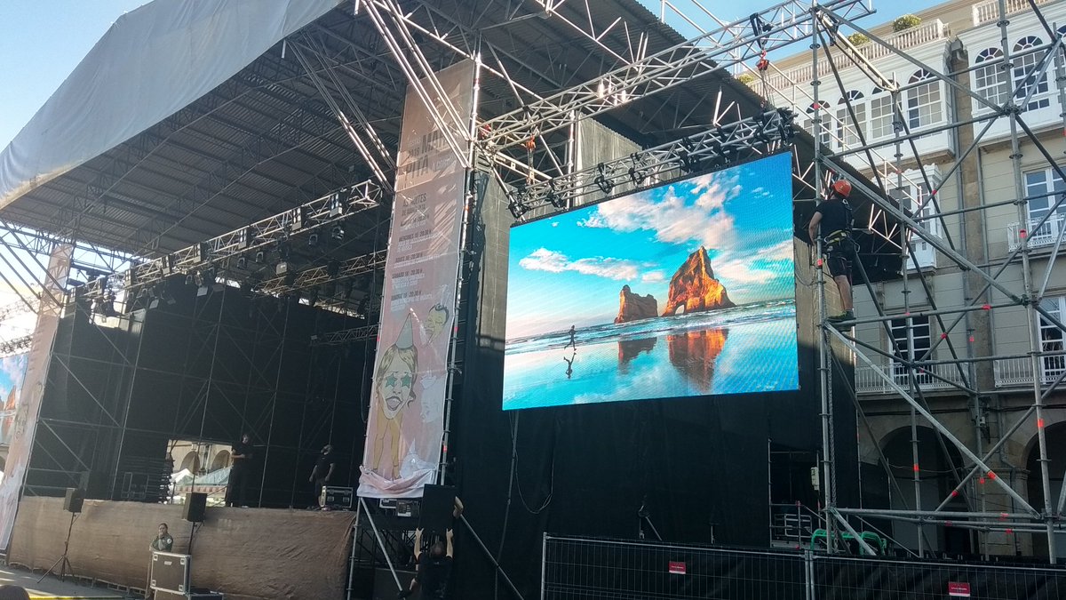 cronicacoruna's tweet photo. #ACoruña "Ultimando los preparativos para el comienzo de las fiestas" 
Mañana, 11:00h. Comienzo de la feria del libro.
21:30h. pregón por Mercedes Peón. ( Mª Pita)
22:30h. concierto inaugural a cargo de la gran Gloria Gaynor!
(Mª Pita)
@ConcelloCoruna https://t.co/6bJZknBFfn