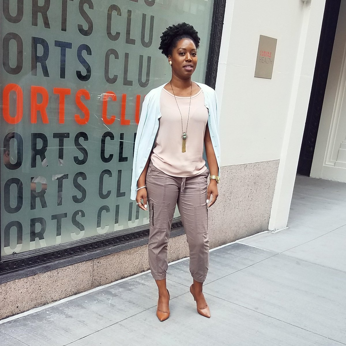 KinkyFashionist's tweet photo. Haven't worn these @loft cargo pants in years. I'm challenging myself and my closet by creating looks from items that have been forgotten. I'm all about looking great,but saving these coins! .
.
.
#styleinspire #stylemyway #styleonabudget #stylistfortheeverydaywoman #blackgirls https://t.co/z41hLuVYSq
