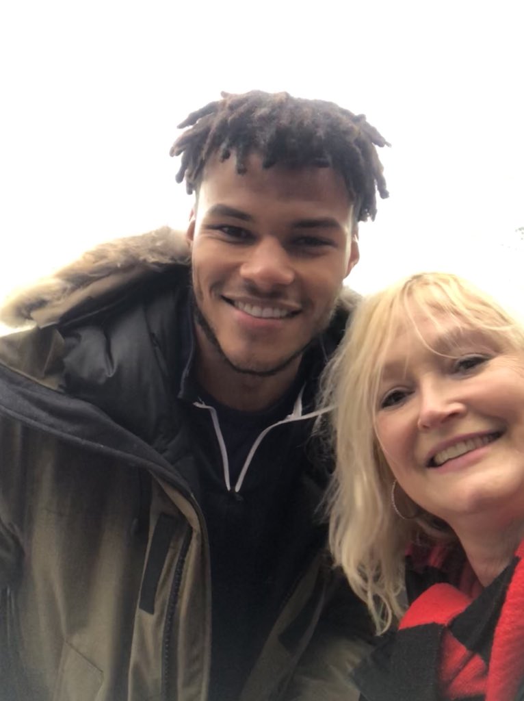 @afcbournemouth #cherrychat @OfficialTM_3 kindly offering to share his Minstrels at West Ham x