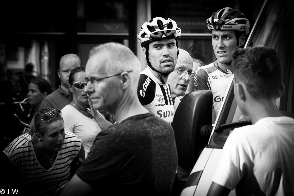dijkridder's tweet photo. Aangeslagen Dumoulin na val ten Dam in profronde Surhuisterveen. https://t.co/2zD6PtQH1B