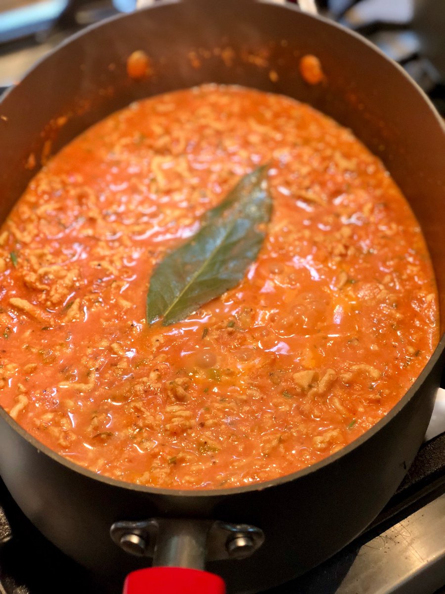 Rachael Ray On Twitter Then Add 1lb Ground Chicken Break Up W Spoon Or Masher Until Crumbled Cooked Through Add 2c Tomato Passata Or Puree Cook Over Low Heat