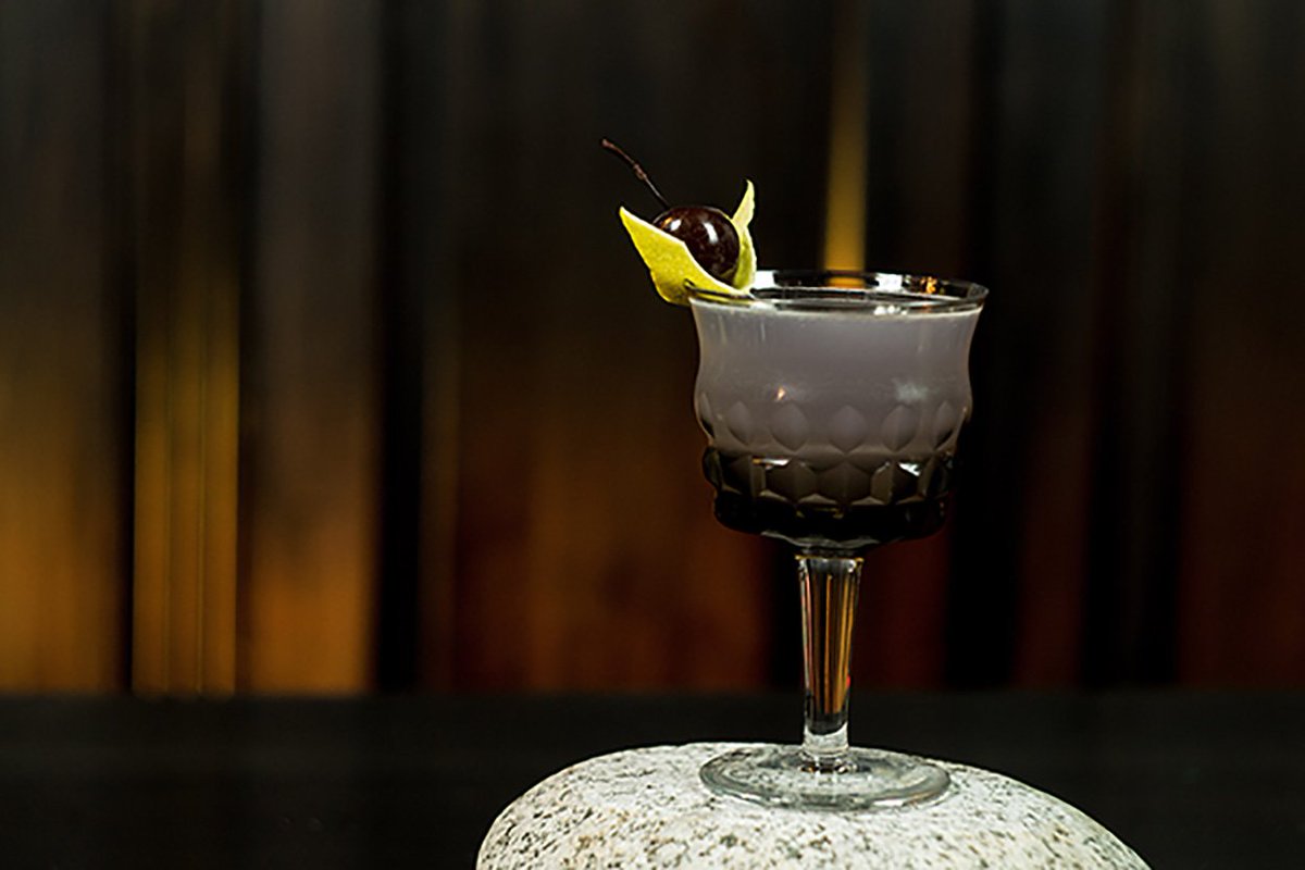 Te presentamos #Aviation. Un cocktail que podrás encontrar en #RedLuxury ¡Ven a probarlo! #Cocktail #Bar #RedLuxuryBar