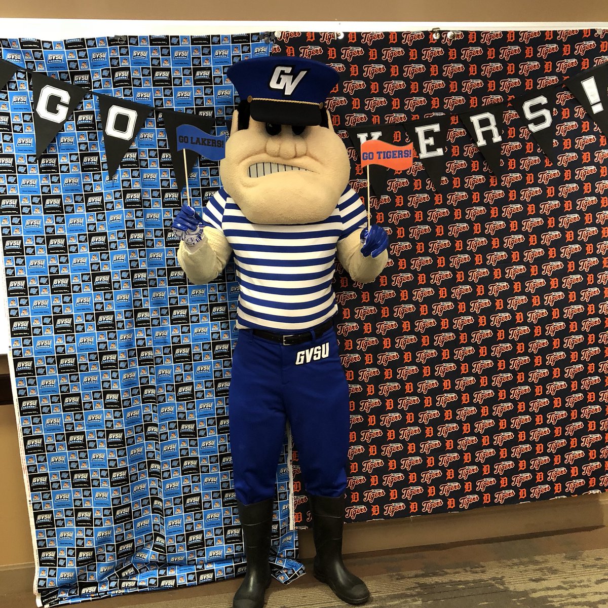 GVSUalum's tweet photo. Louie’s ready for the @tigers game tonight! #GVTigers⚾️ #GVSU https://t.co/p3Zr2fxSwP
