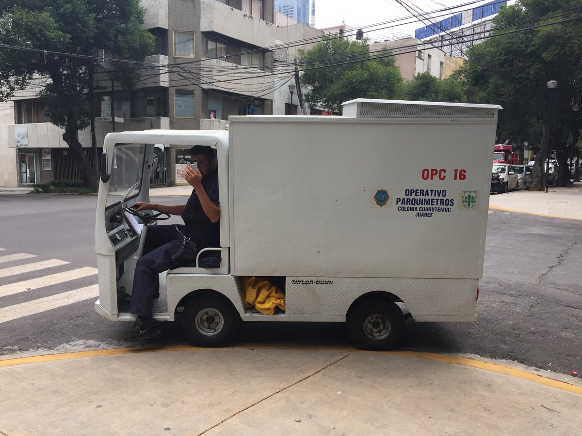 marfeles's tweet photo. ¿Y entonces? ¿Son autoridad para sancionar, pero no para cumplir? Al darse cuenta de que les tomaba fotos, me grabaron, me siguieron cuadra y media; y entonces estacionaron en cajón delimitado. Fotos esquina ríos Nazas y Nilo @lacuauhtemoc #OPEVSA #parquimetros https://t.co/FK24kiRwd1