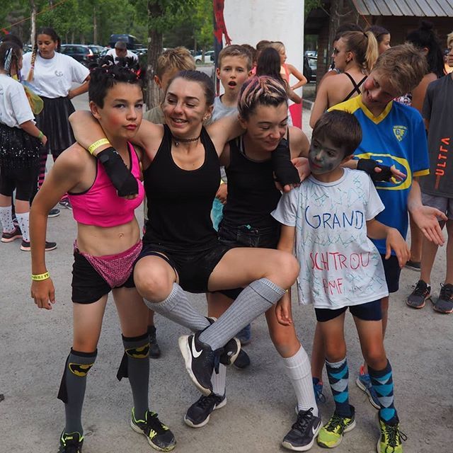 Fee_endogirl's tweet photo. Mes grandes Lara Croft, mon fils en fille avec chaussettes Batman,et ylan un copain p'tit bonhomme de 9 ans qui suit les grands 12/14 ans comme un pro.

@lea_glly  @lilyguilluy 
Ma lea, 16 ans les a accompagné pour s'amuser et être avec son frère et sa sœur. Au top. https://t.co/dcxJGvml4y