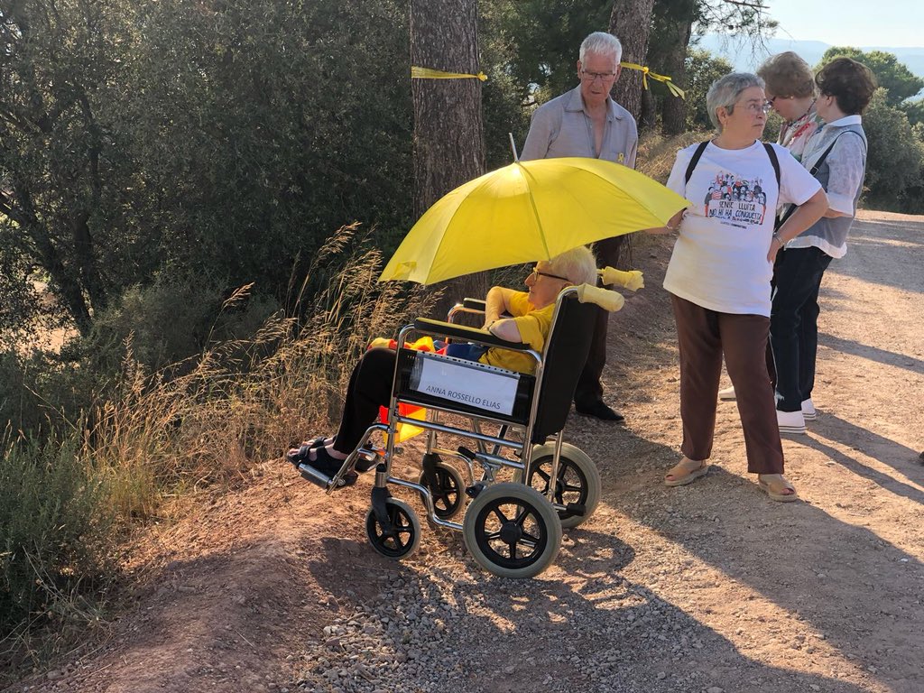 ramarsancho's tweet photo. Aquesta avia té 95 anys, Franco va matar al seu pare, el franquisme va empresonar a la seva filla per motius polítics i diumenge estava reindivicant la llibertat dels presos polítics al devant de la presó de Lladoners. Quanta dignitat! https://t.co/XwWkNRAUWI