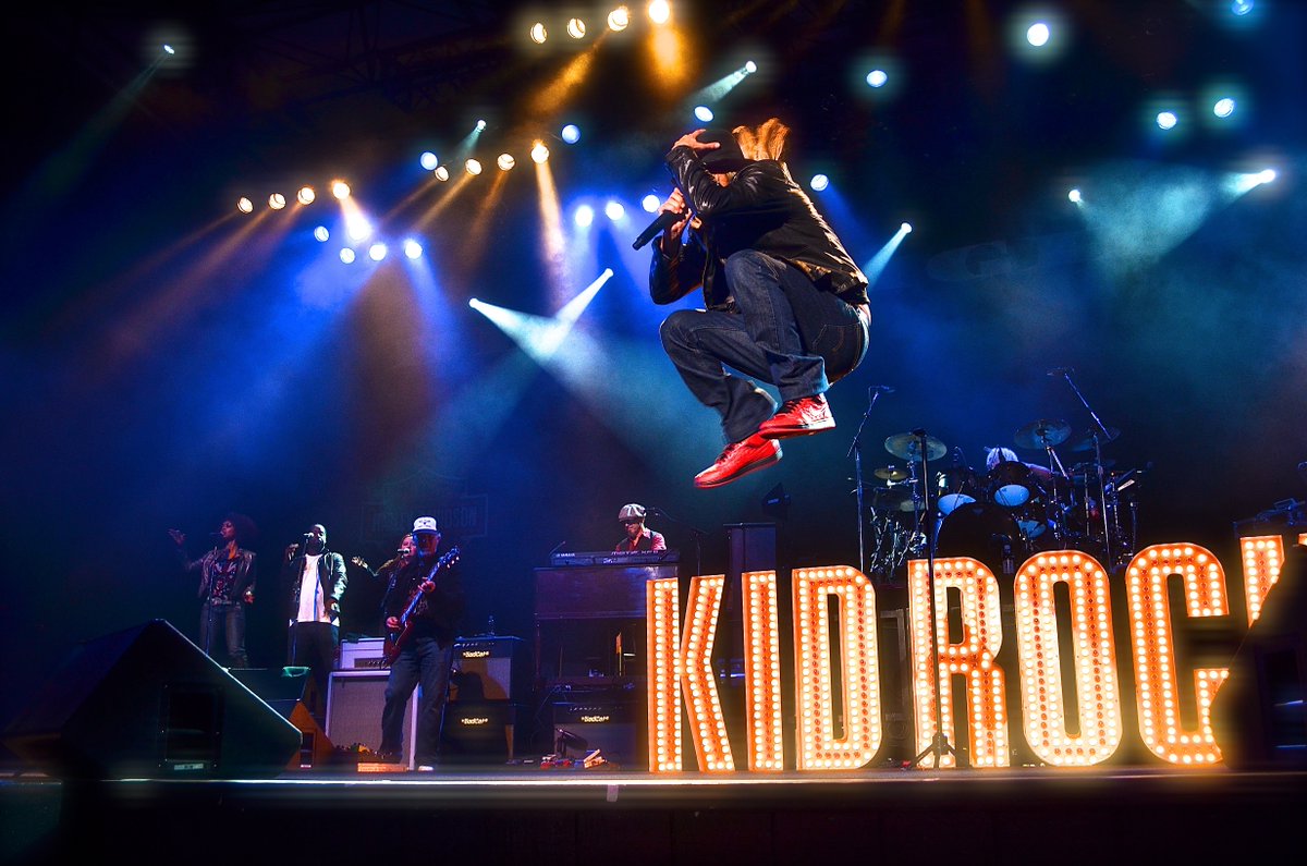 KidRock's tweet photo. Best Night Ever https://t.co/5x2eypZN2g