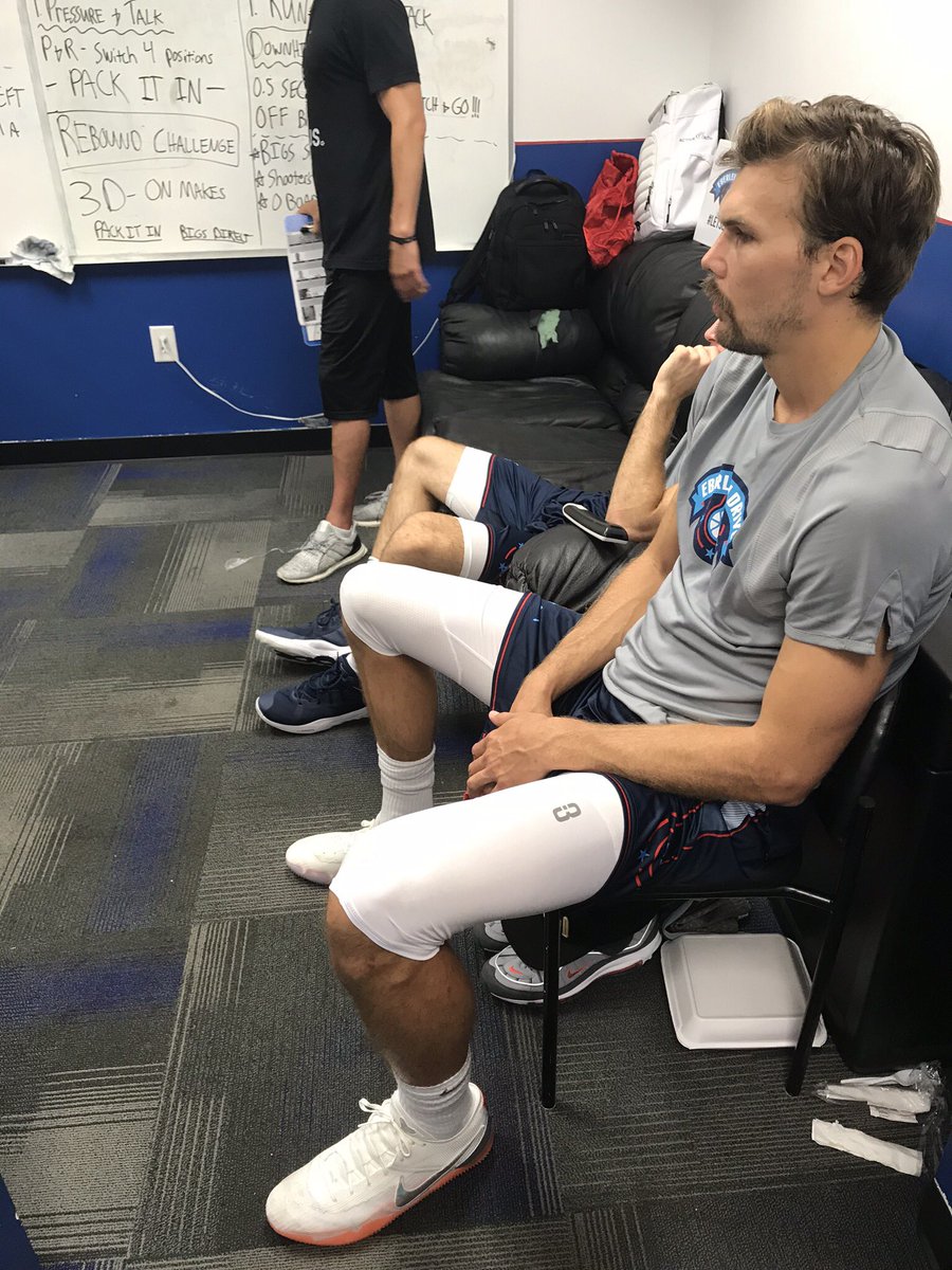 EberleinDrive's tweet image. Another HUGE shoutout to @point3hoops for providing our guys with their Triple Threat tights. 

In case you missed it, they helped @handlebyrandle absolutely destroy defenses on ESPN this past weekend &amp;amp; lead us to the Final 4 
#MadeForBasketball #Point3 #LetsDrive