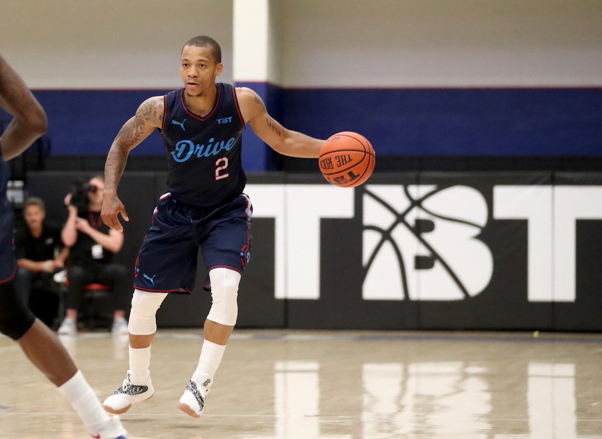 EberleinDrive's tweet image. Another HUGE shoutout to @point3hoops for providing our guys with their Triple Threat tights. 

In case you missed it, they helped @handlebyrandle absolutely destroy defenses on ESPN this past weekend &amp;amp; lead us to the Final 4 
#MadeForBasketball #Point3 #LetsDrive