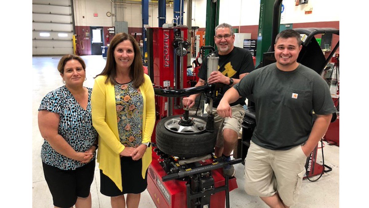 nacco15's tweet photo. With a little more than a week on the job @DanvilleAreaCC  the College's new Dean of Business &amp; Technology Terri Cummings is getting a demonstration on the tire machine from Auto Tech Instructors Alan Wilson and Glen Graves. On the left is Dean Cummings' assistant Lisa Osborne. https://t.co/stGnJ5MXZF