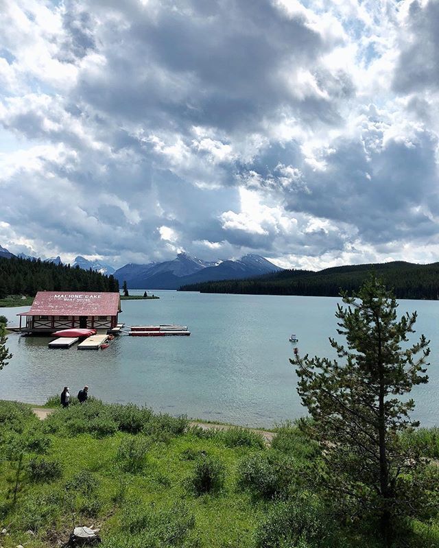 Maligne Lake
.
.
.
 #Canada #ExploreCanada #Canadasworld #CanadaVacations #TravelAlberta #IgersCanada #roadtrip #iphoneonly #TourCanada #iphone8 #iphonetravel #iphoneinsta #iphonephoto #iphonephotography #iphonetravelphotography #travelphotography #trave… ift.tt/2Kenoox