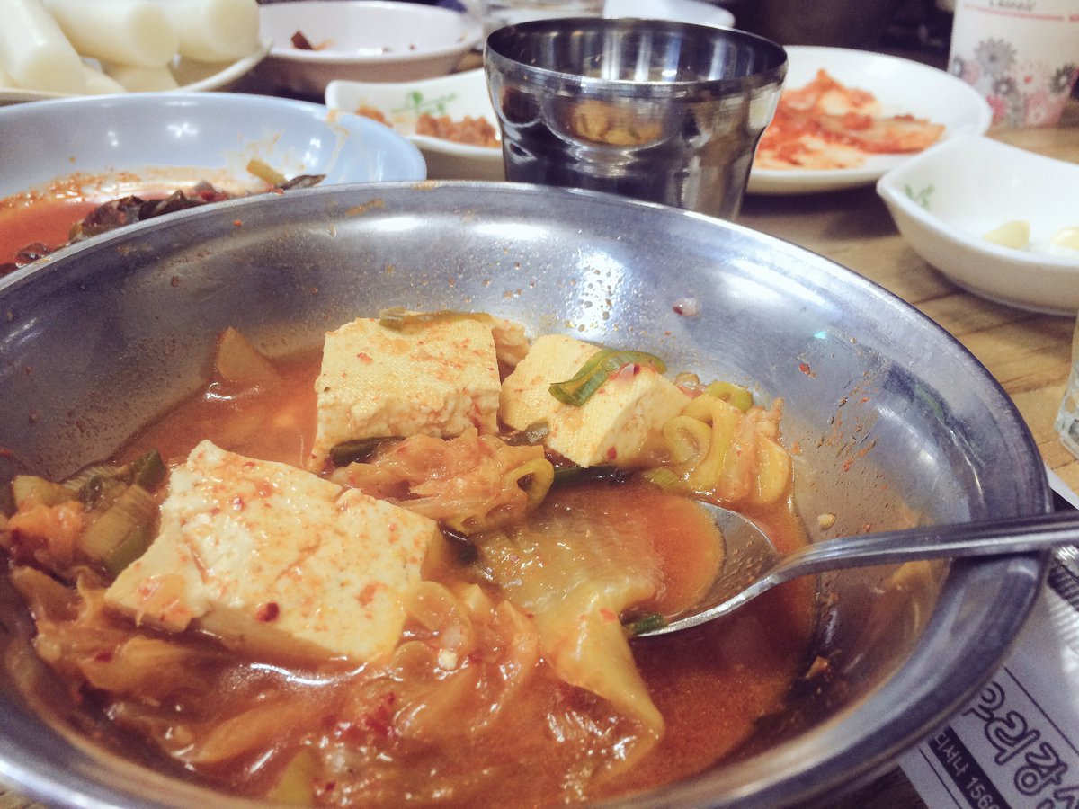 ellie_beoir's tweet photo. One of the best things about S.Korea? The communal nature of eating meals and sheer variety of flavours, textures and dishes you can experience in one meal. I think I'm in love. #SouthKorea #KoreanFood #homestyle #bindaetteok #ganjanggejang #banchan https://t.co/EoyPgg37ZX