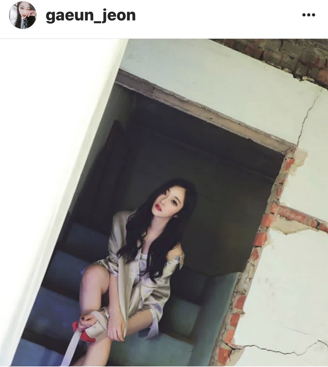 MarmelloFrance's tweet photo. [#Instagram] {#Gaeun} 

« Qu’est qu’il brille cette nuit 
#Ah #Mes_oreilles_me_chatouille 
#👂🏻 » https://t.co/4zSmdOz3Qh