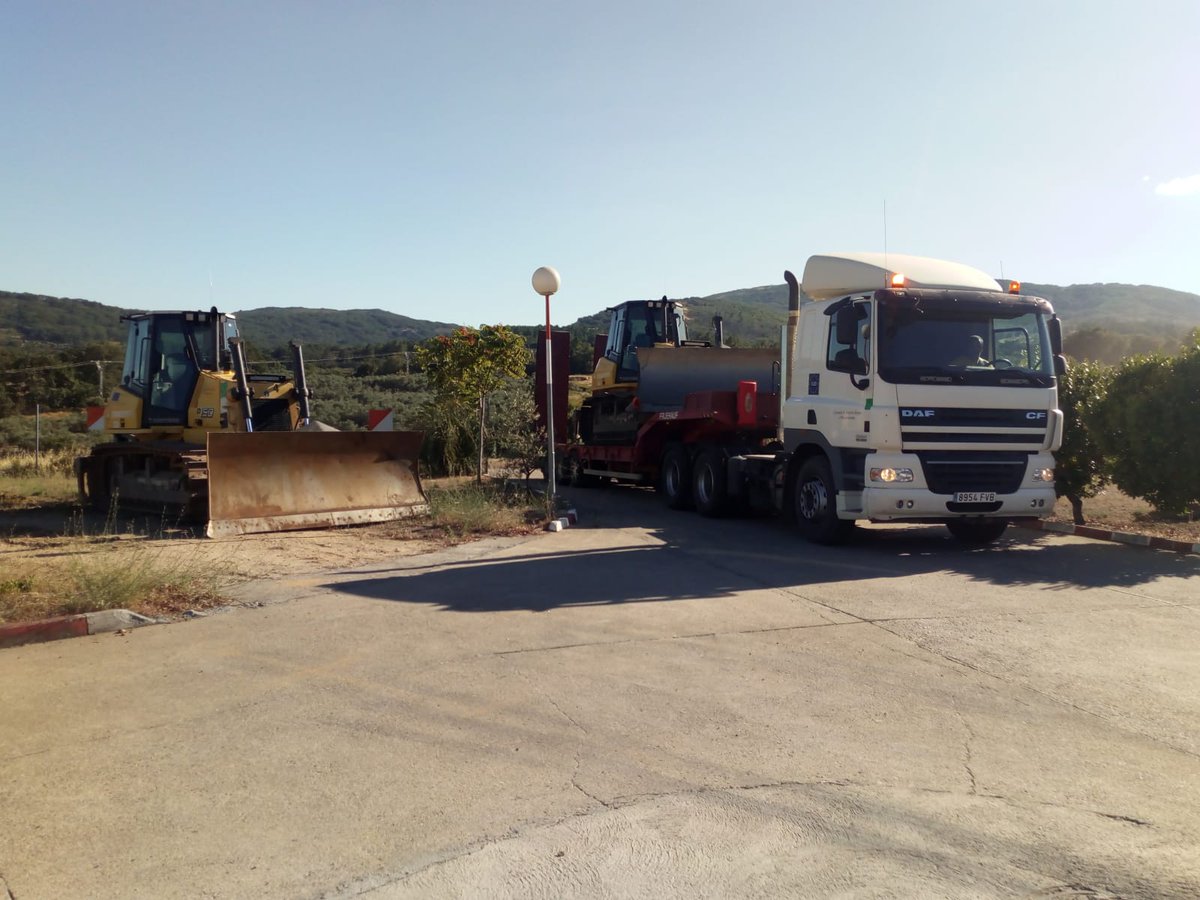 Juanjesancho's tweet photo. Reforzando el dispositivo de Sierra de Gata, se une otro buldozer al ya existente en la Base de Hoyos https://t.co/7TDKZEKhP6