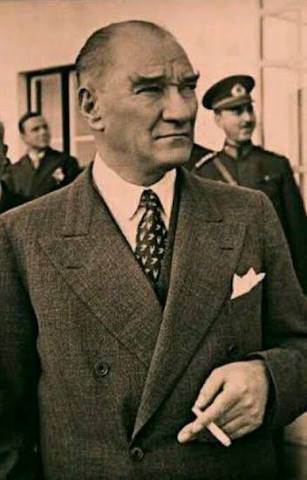 Biz cahil dediğimiz zaman, mektepte okumamış olanları kastetmiyoruz. Kastettiğimiz ilim, hakikati bilmektir. Yoksa okumuş olanlardan en büyük cahiller çıktığı gibi, hiç okumak bilmeyenlerden de hakikati gören gerçek alimler çıkabilir.
Atatürk