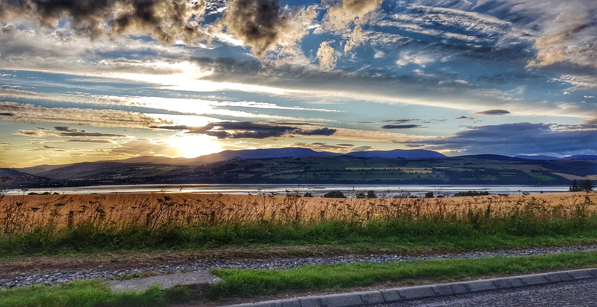 CCartwright1984's tweet image. It&apos;s enough to take your breath away. Sunset looking out over the Cromarty Firth last night as we drive from Inverness back to Golspie #Holiday #VisitScotland #AwesomeScenery