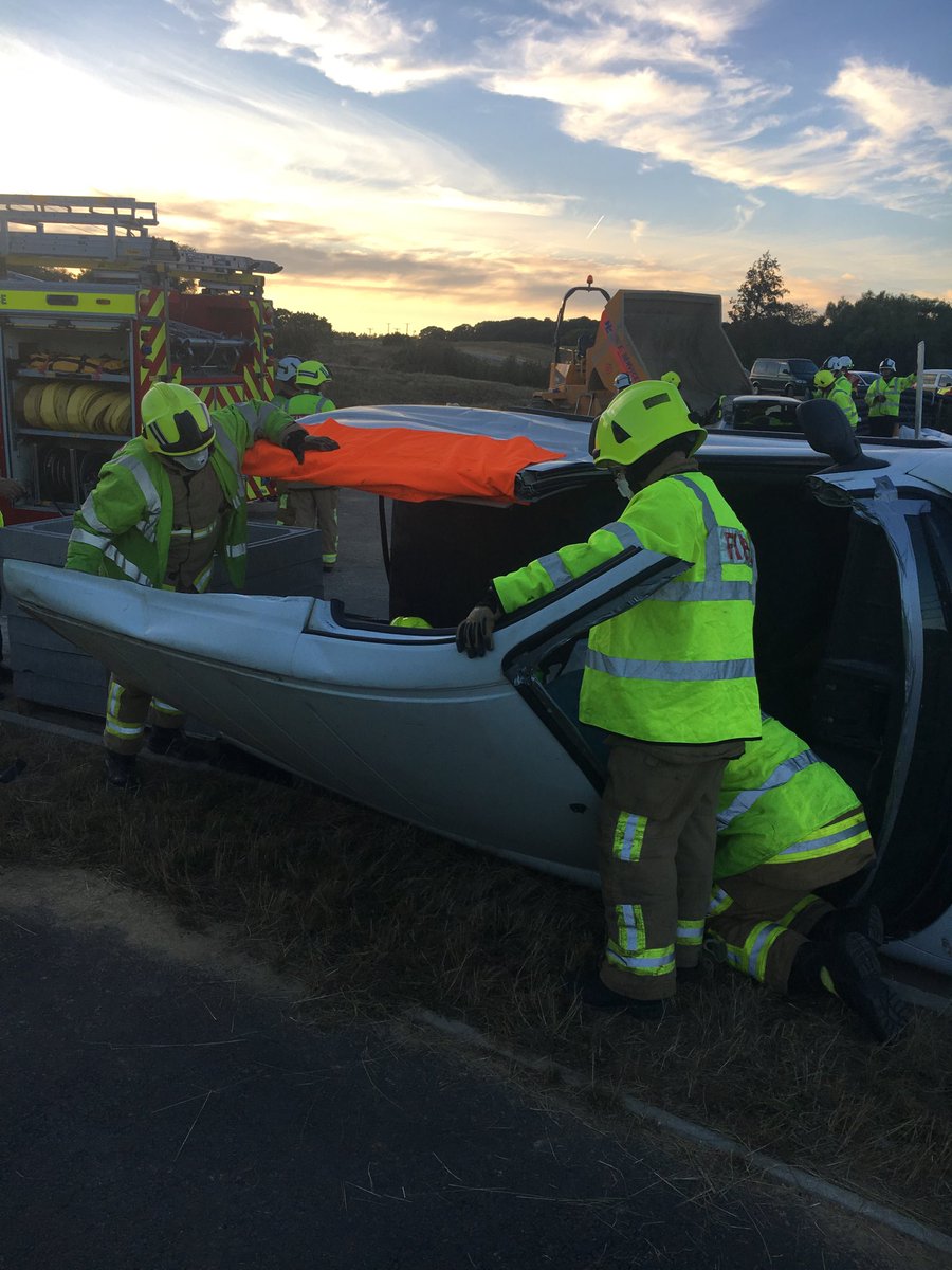 Thanks to ⁦<a href="/BexhillFire/">Bexhill Fire</a>⁩ ⁦<a href="/BattleESFRS/">Battle Fire Station</a>⁩ ⁦<a href="/ESFRSCommVols/">ESFRS Community Vols</a>⁩ and everyone else ⁦<a href="/EastSussexFRS/">East Sussex FRS</a>⁩ involved in tonight’s exercise. Great to be a part of it and brilliant training scenario for all involved 😃