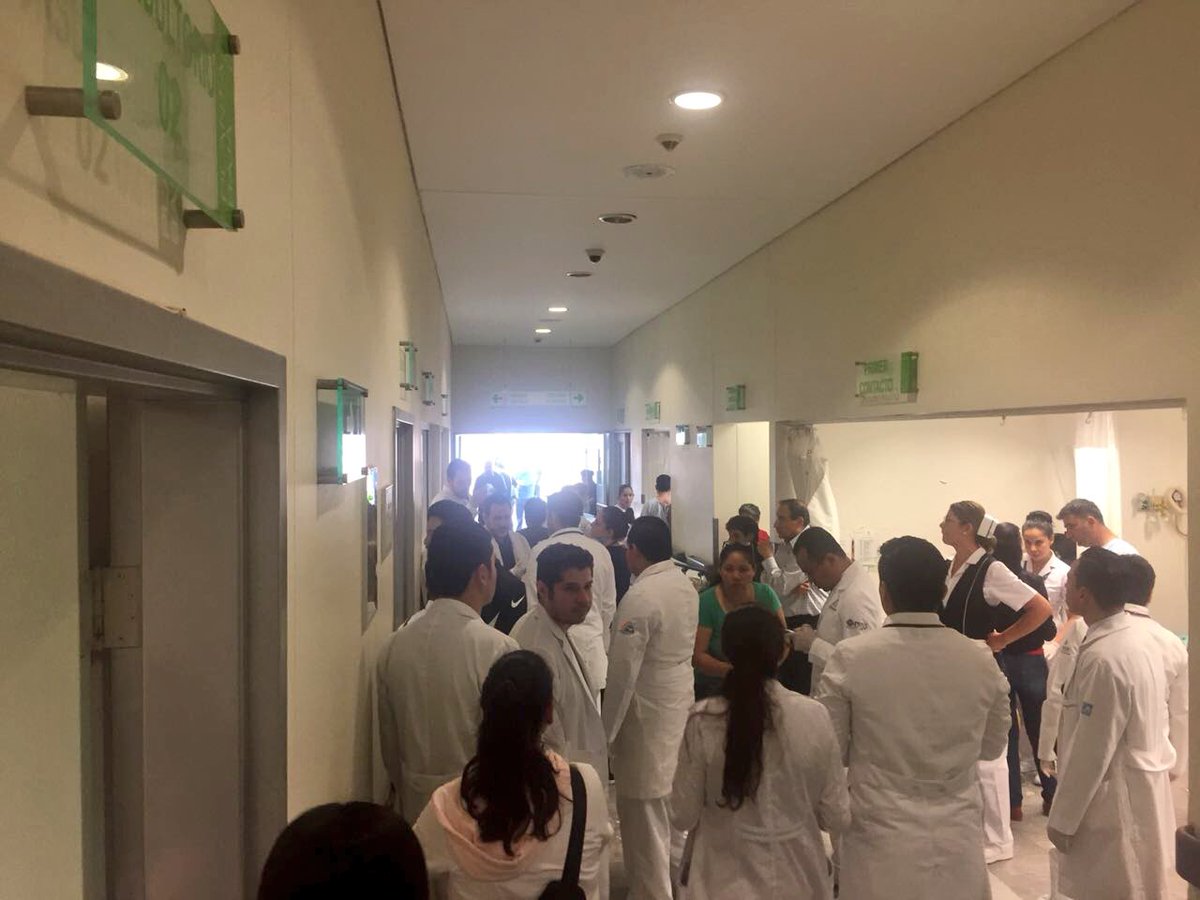 jperezarellano's tweet image. Todo el personal médico disponible en el Hospital 450 se encuentra listo y a la espera para recibir a los lesionados del despiste del avión de @Aeromexico en #Durango
