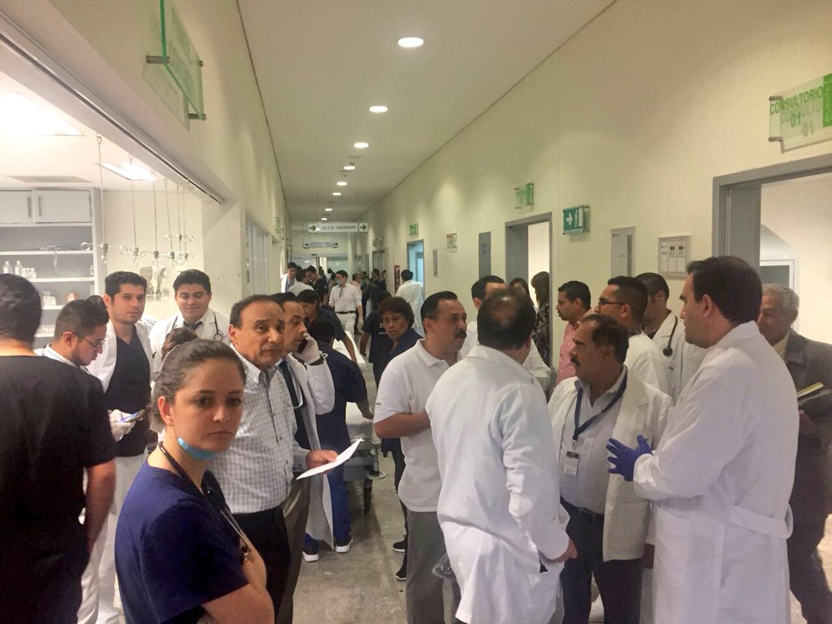 jperezarellano's tweet image. Todo el personal médico disponible en el Hospital 450 se encuentra listo y a la espera para recibir a los lesionados del despiste del avión de @Aeromexico en #Durango