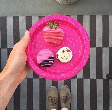 Sweetsanddrinks's tweet image. For those visiting Chicago for #Lolla, order your sweets and enjoy the city with a snack #lollapalooza