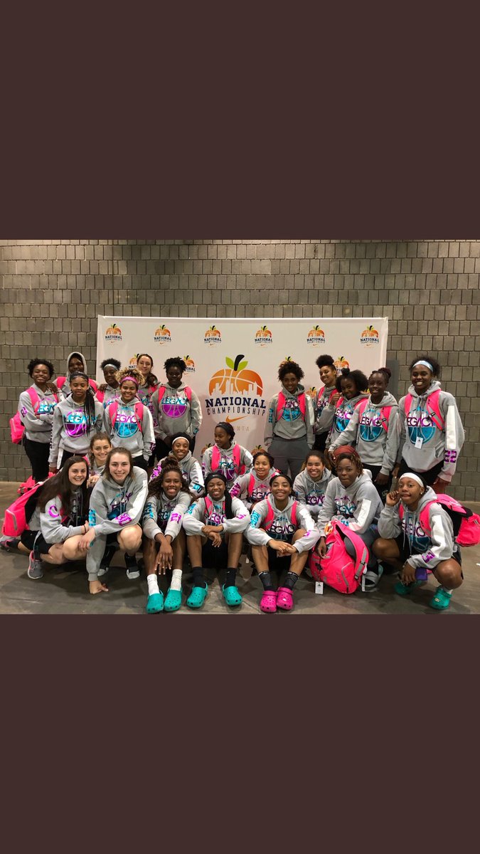 sonyamc32's tweet photo. @OliviaTucker32’s basketball travel team @niketeamelite1 has come to an end for 2018. She picked up a couple inches this year and continues to work hard. Her eyes are on the prize for sure💫 #embracethegrind #teamelitestrong #memories https://t.co/ylUk3Hc6yt