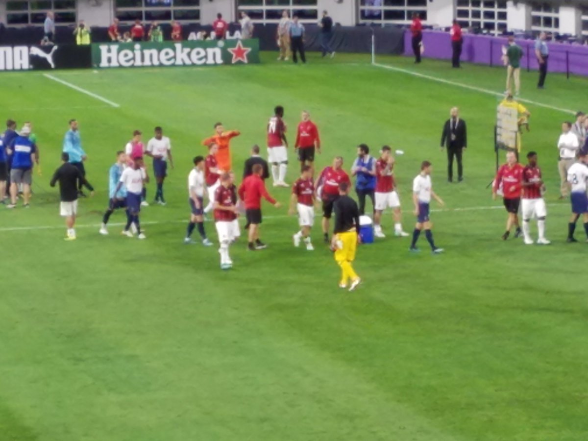 JoeSpadea's tweet photo. Spurs handle AC Milan 1-0! @SpursOfficial players thanking the fans on their way off the field. #COYS #thfc #SpursInUSA #SPURSinMPLS https://t.co/Zq7p1Fd0d6
