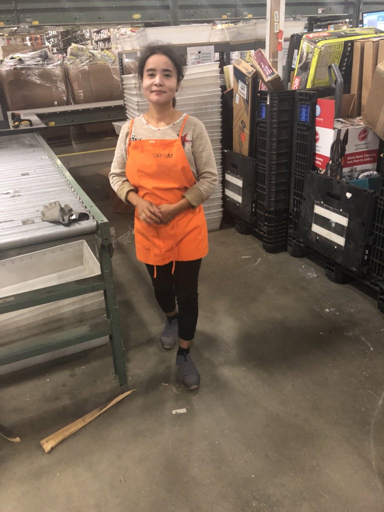 THDKaitlynLake's tweet image. Van was so excited to get back to work after 1st break that she put her Apron on inside out!! She couldn’t stop laughing when I told her 😂 #scanscanscan #peakseason #killin’it