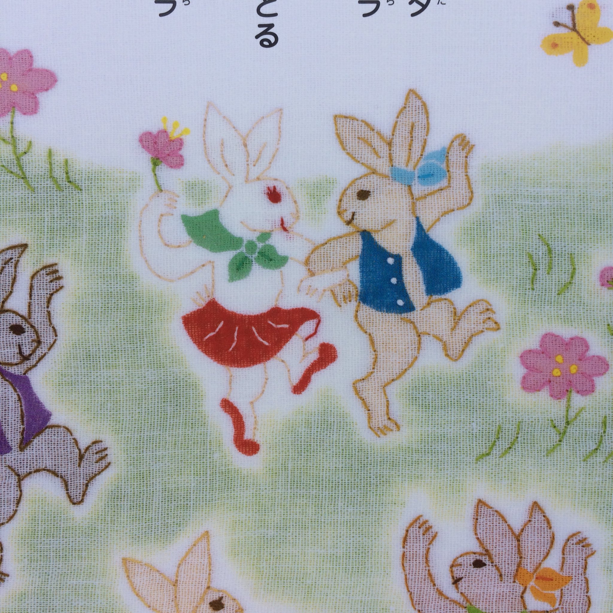 みずうちさとみ キンダーブック2 9月号で うさぎのダンス に刺繍で絵を描きました 耳にハチマキ って歌詞があるので男の子 うさぎにはハチマキをさせました 2番の歌詞には 足に赤靴 とあるので女の子うさぎは赤い靴を履いてます