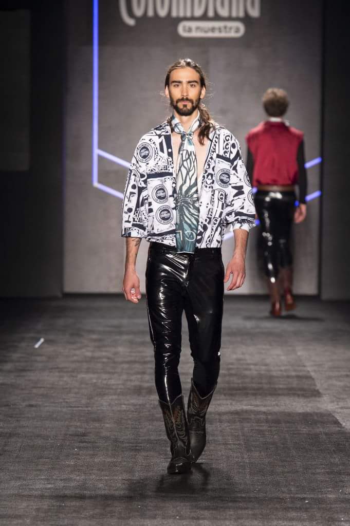 p_ab_li's tweet photo. El desfile debut de #MICLOTT para #Colombiamoda2018 estuvo inundado de movimiento y siluetas #oversize, en donde el juego de texturas, colores y materiales se robaron todas las miradas. Una #coleccion moderna para el hombre actual. Simplemente fabuloso. 🔥👏🏻😍 https://t.co/wc301aL5AM