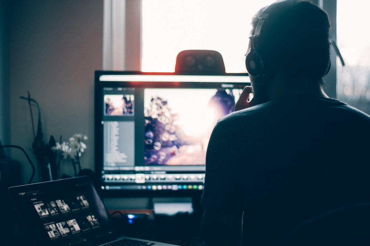 cdn_millennials's tweet photo. Do you believe professional video gaming is a full time career prospect? 44% of Canadian millennials do. Find out how the #eSports industry has grown with the help of millennials with our Summer Analyst @callistaryan. https://t.co/Nt1PCyyTDK https://t.co/MKCveb6rcI