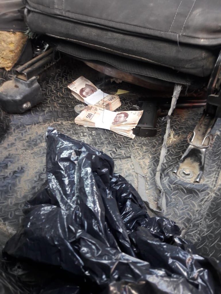 alfonsocruzoax's tweet photo. Tras un asalto con arma de fuego a la tienda #Coppel de #Xoxocotlán, elementos de la Policía Municipal montaron un intenso operativo que permitió detener a dos sujetos con un botín de 100 mil pesos a bordo del taxi placas 3525-SJJ sitio “Garra de Jaguar” de la Colonia Guardado. https://t.co/BU6GRXrhzr