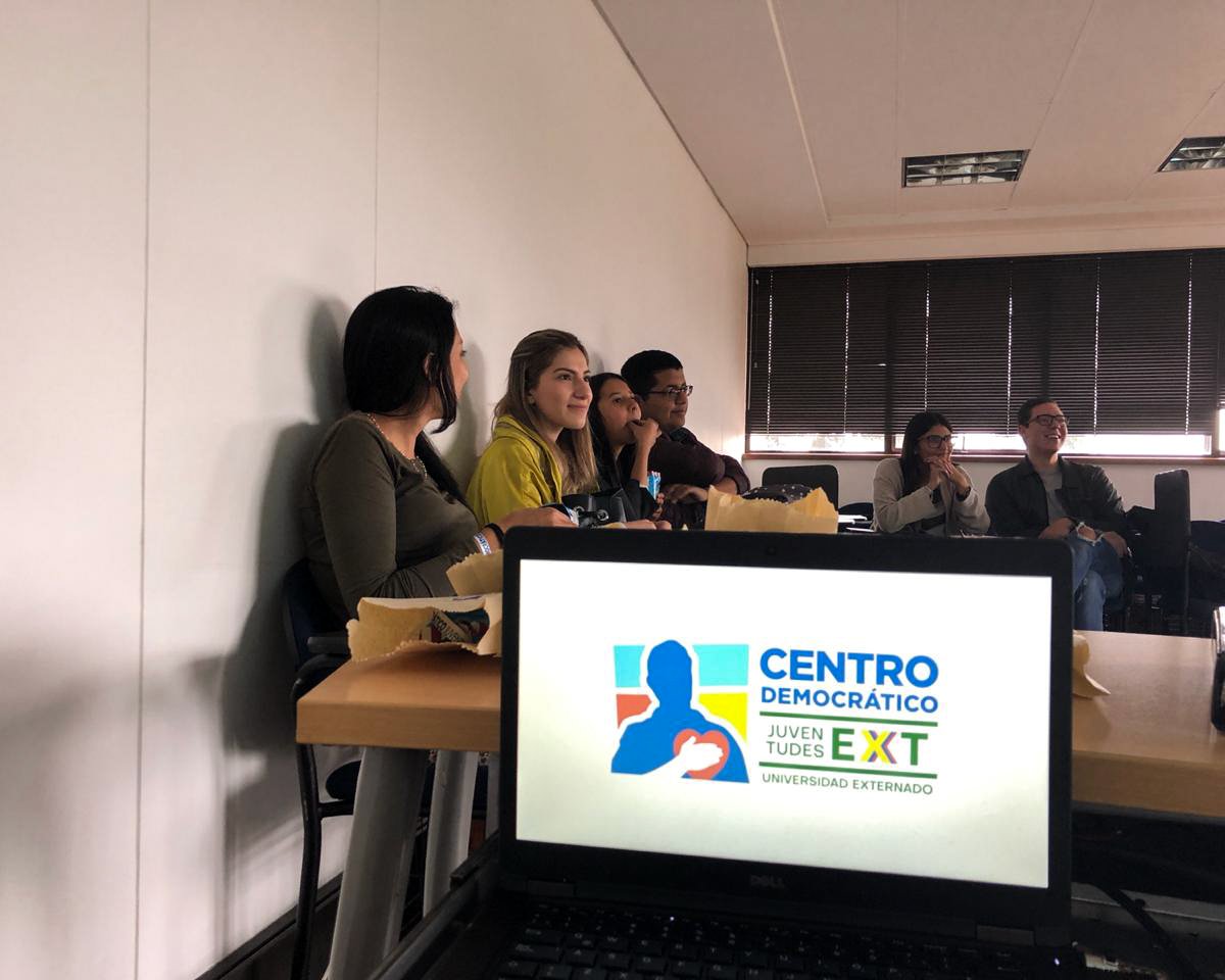 UniCD_Externado's tweet photo. Primera semana de clases y nosotros seguimos trabajando por una Colombia distinta. El día de hoy tuvimos nuestra primera reunión del semestre con los nuevos integrantes del grupo. ¡Bienvenidos a esta gran familia! #CDExternado https://t.co/mmS2VnzX3H