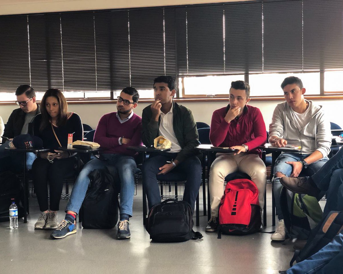 UniCD_Externado's tweet photo. Primera semana de clases y nosotros seguimos trabajando por una Colombia distinta. El día de hoy tuvimos nuestra primera reunión del semestre con los nuevos integrantes del grupo. ¡Bienvenidos a esta gran familia! #CDExternado https://t.co/mmS2VnzX3H