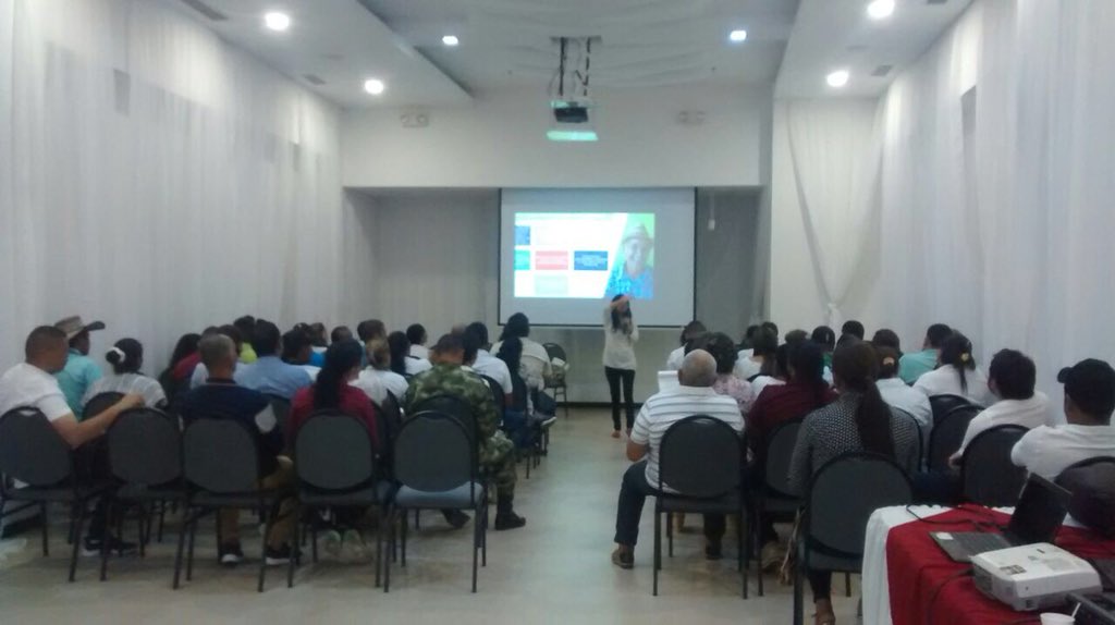 PaulaGaviriaB's tweet image. Siempre es enriquecedor dialogar con las organizaciones sociales. Hoy en Bucaramanga, con líderes sociales, #DefensoresDDHH y entidades del Estado, continuamos compartiendo la experiencia de construir juntos el ambicioso Plan Nacional de Acción en Derechos Humanos 🇨🇴🕊