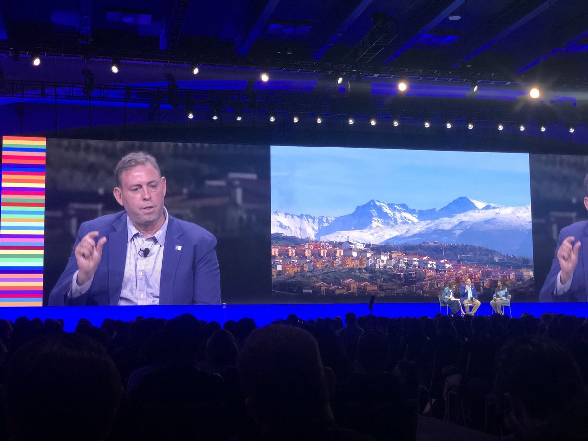 JoseantonioJun's tweet photo. Quiero agradecer al CEO y fundador de @Twitter @jack por darme esta gran oportunidad de participar en #OneTeam y poder compartir el trabajo que venimos desarrollando con la #DemocraciaHorizontal en @Jun
Gran reencuentro también con @dkroy con quien seguimos trabajando @medialab https://t.co/DPbQZuOdAR