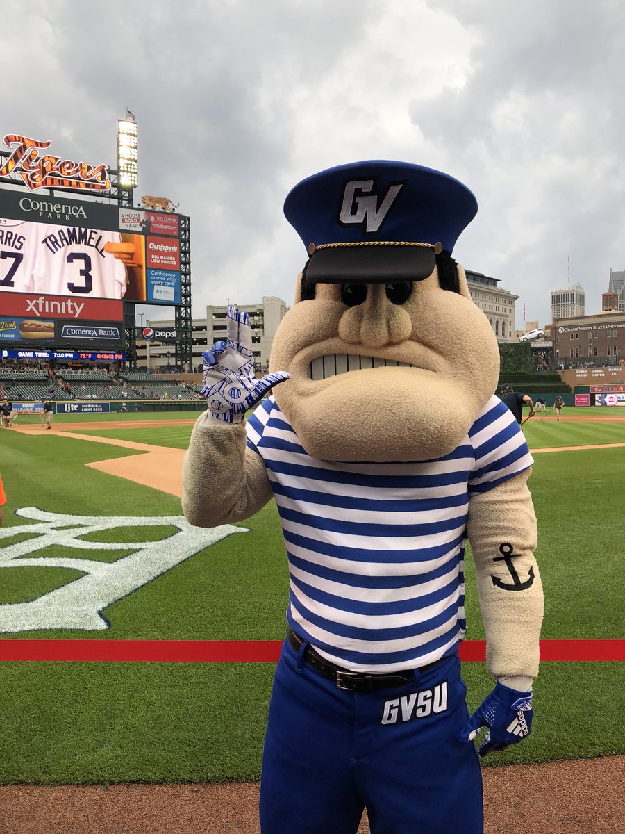 GVSUalum's tweet photo. 💙 #GVTigers⚾️ https://t.co/TnubKcxhST