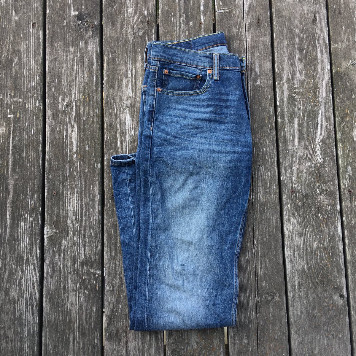 saavedraarturo6's tweet photo. On my way home from a family trip and my bag flew off of the top of the car... a few of my @LEVIS were ran over multiple times and out of all of them only one pair got a scratch. 🙌🏾👖#Levis514 #LiveInLevis #LEVIS https://t.co/85ldFZMsgi