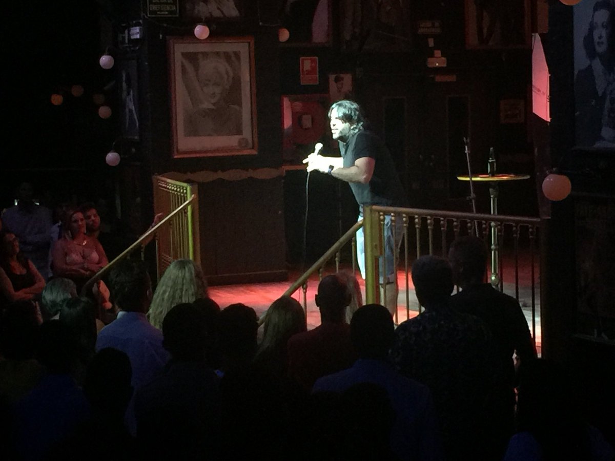 comicos_tv's tweet photo. La han vuelto a liar !! @NachoGarciaR y @VaqueroEH han puesto patas arriba Mae West Granada. #ComicosUnoaUnonopara https://t.co/WcmY3YKVDh